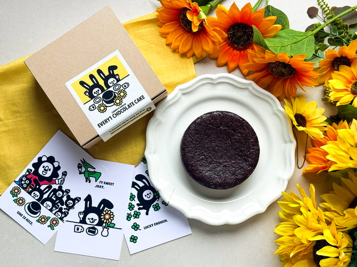 Every1 Chocolate Cakeとギフト箱、キャラクターカード