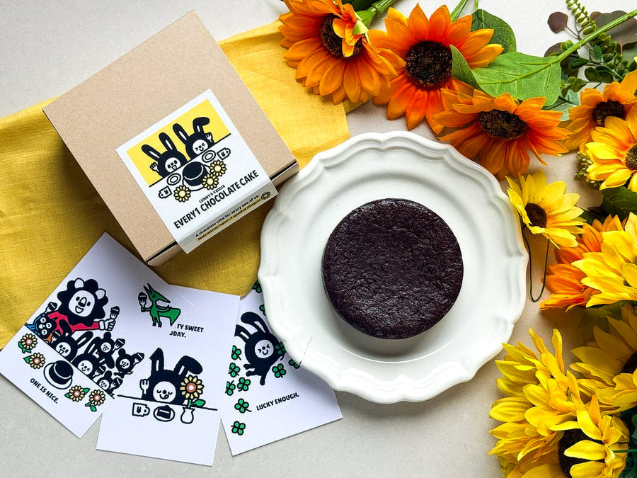 Every1 Chocolate Cakeとギフト箱、キャラクターカード
